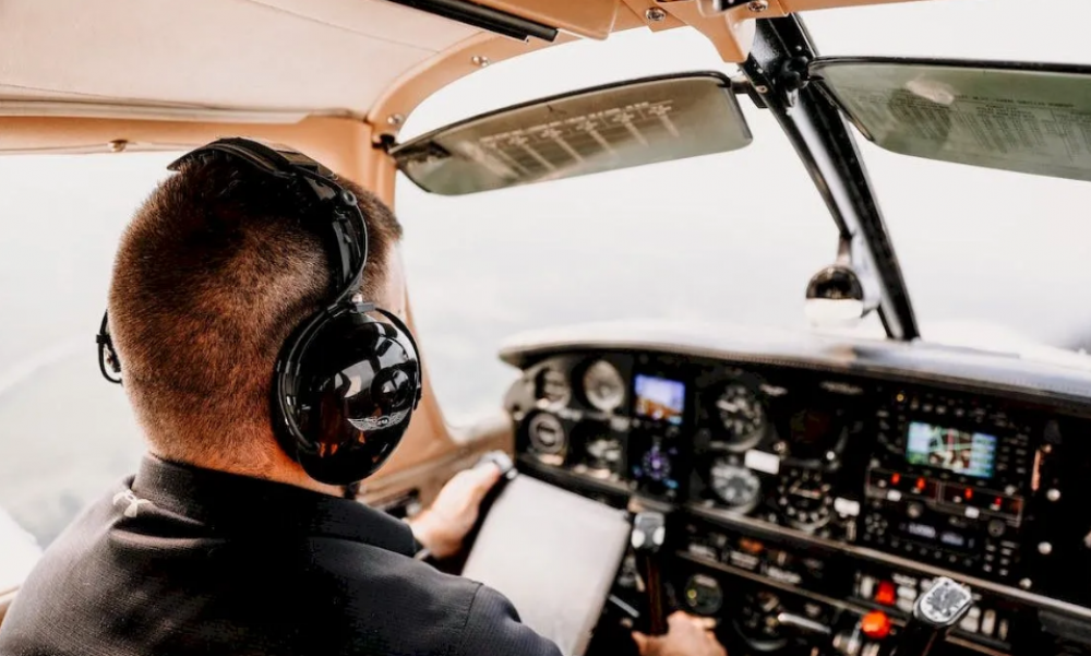 De ce comandantul unui avion este așezat mereu în partea stângă